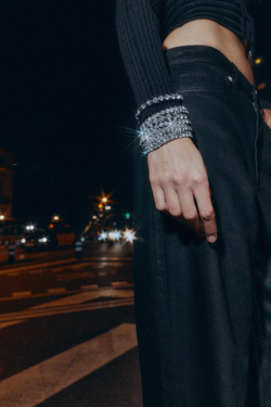 ZARA НАБОР ЭЛАСТИЧНЫХ БРАСЛЕТОВ С УКРАШЕНИЯМИ, АНТРАЦИТОВО-СЕРЫЙ