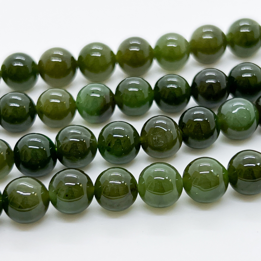 Нефрит бусины, диаметр 7,8-8,2 мм, цена за 12 шт (1/4 нити)