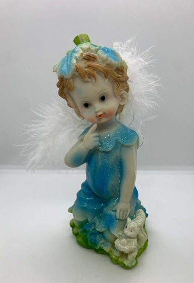 Ангел с пушистыми крыльями и зайцем