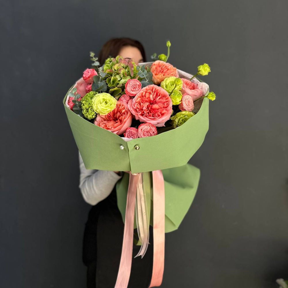 Авторский букет с пионовидными розами