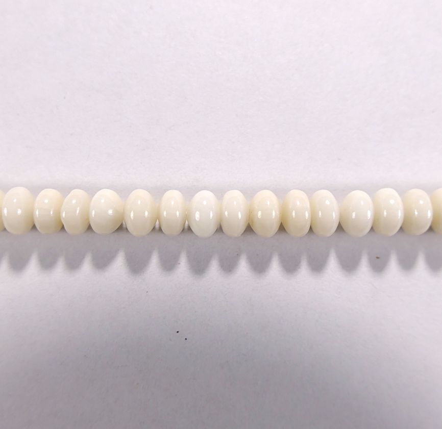 Бусина из коралла белого, облагороженного, фигурная, 4x6 мм (рондель, гладкая)