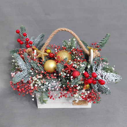 Новогодняя композиция в деревянном ящике