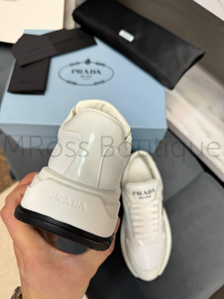 Женские кроссовки Prada RE-Nylon белые с надписью