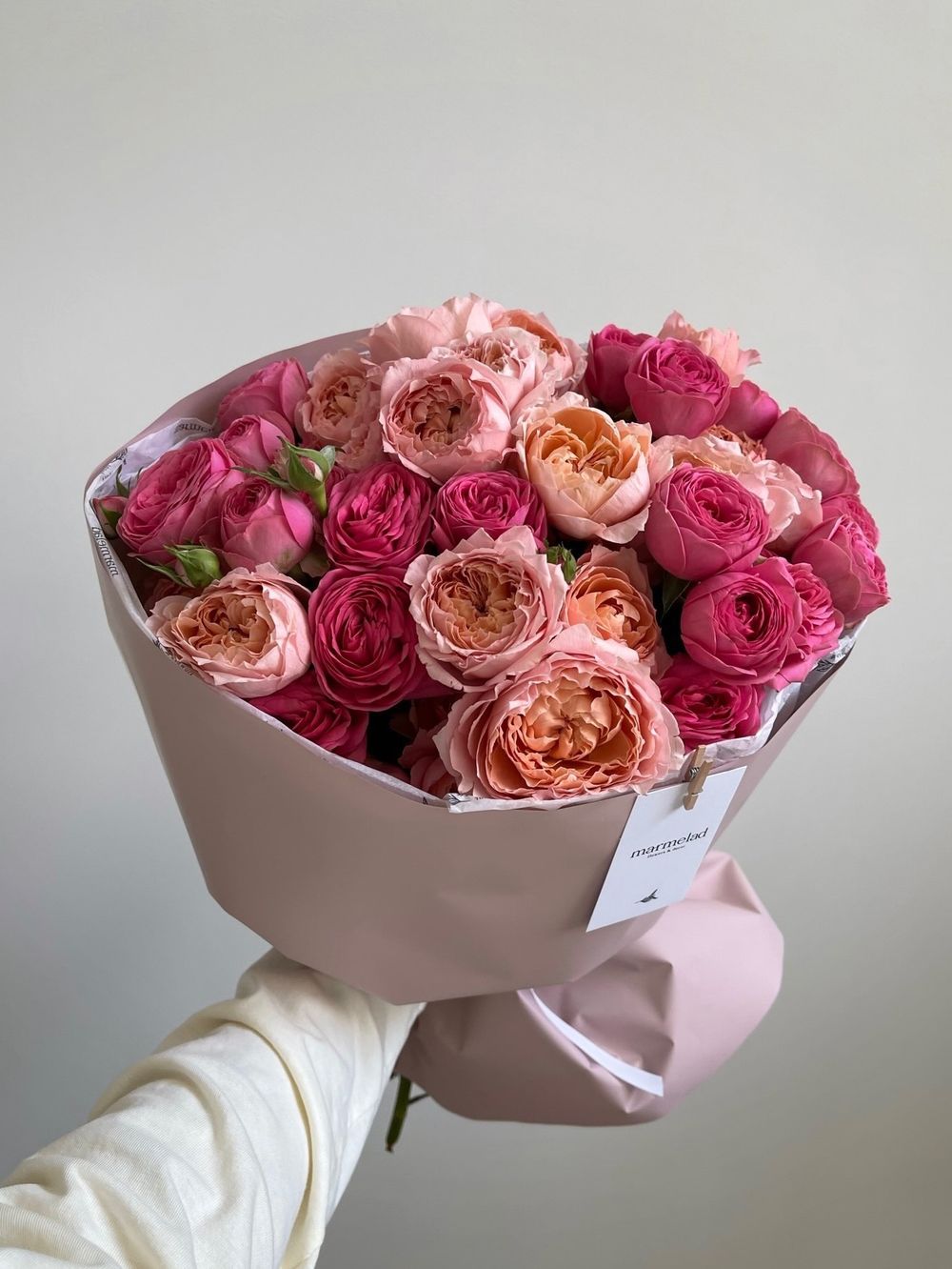 Букет из ярких кустовых пионовидных роз в оформлении