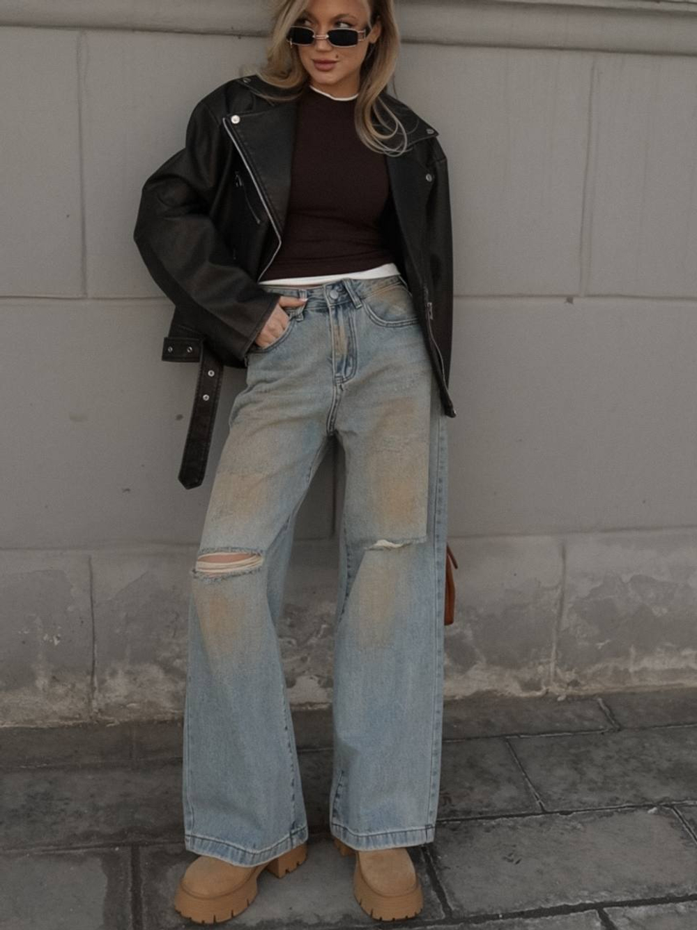 Джинсы прямого кроя, на высокой посадке, рваные на коленях, с грязным принтом