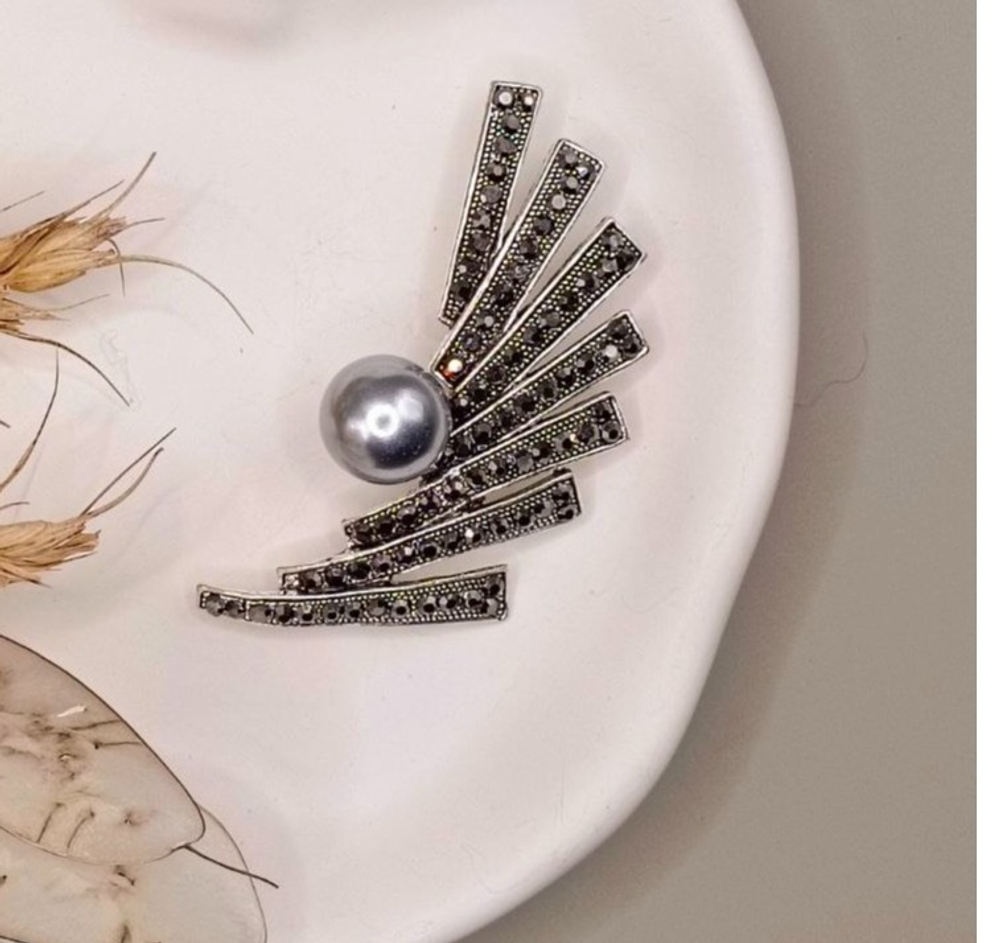 Брошь "Абстракция с жемчуженной"