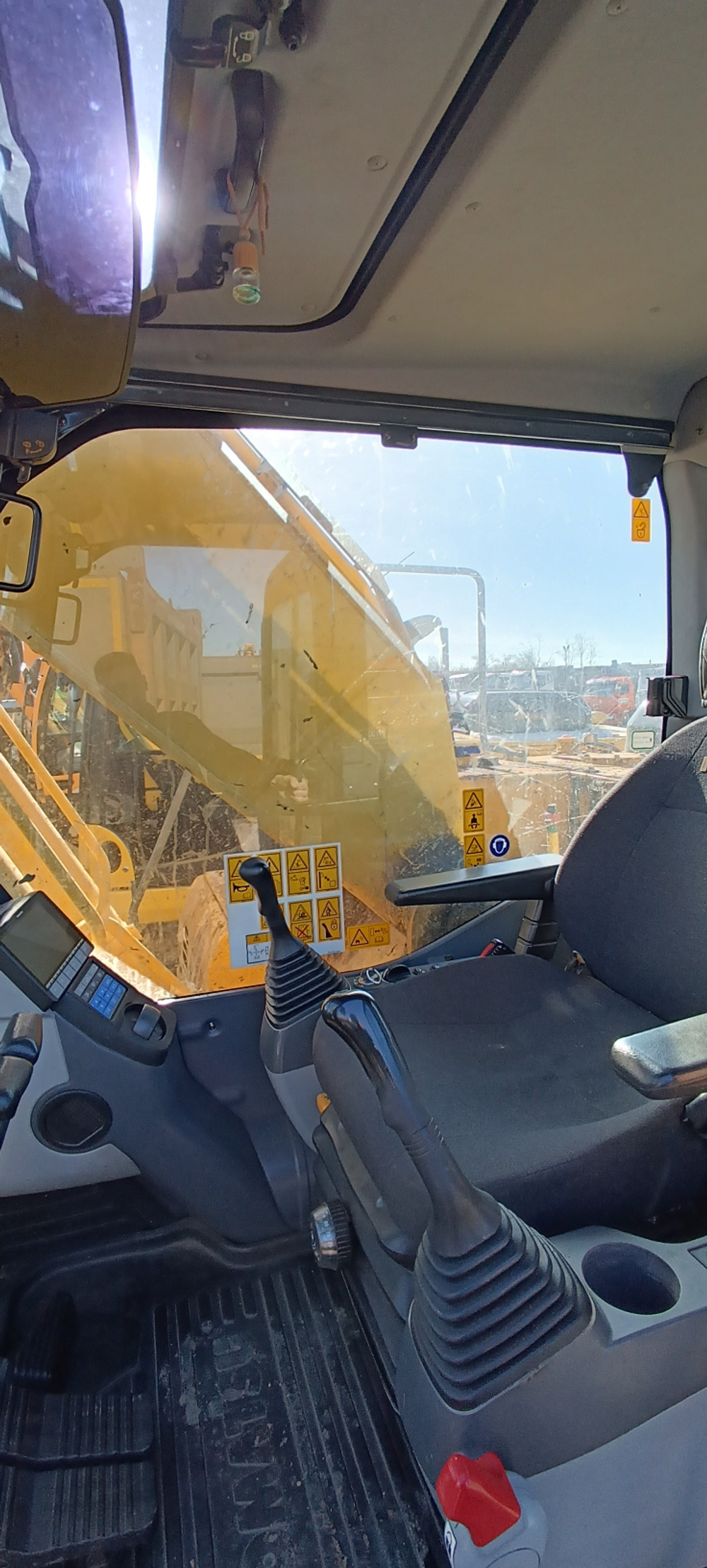 KOMATSU PC 220 Экскаватор PC 220-8M0 (Дизельный, 6,7 л, 167 л.с., АТ)