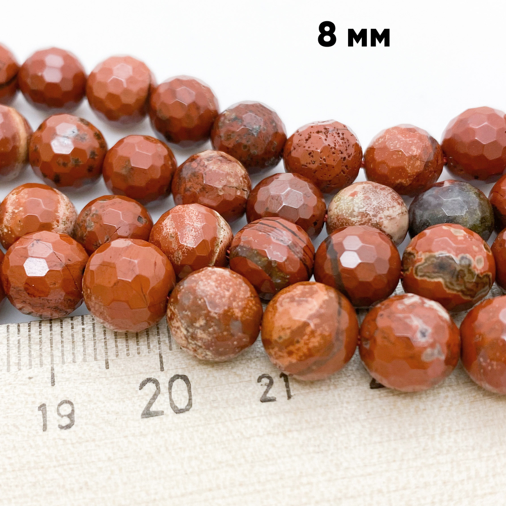 Яшма красная граненая, размер около 7,9-8,3 мм, цена за 22-23 шт (1/2 нити)