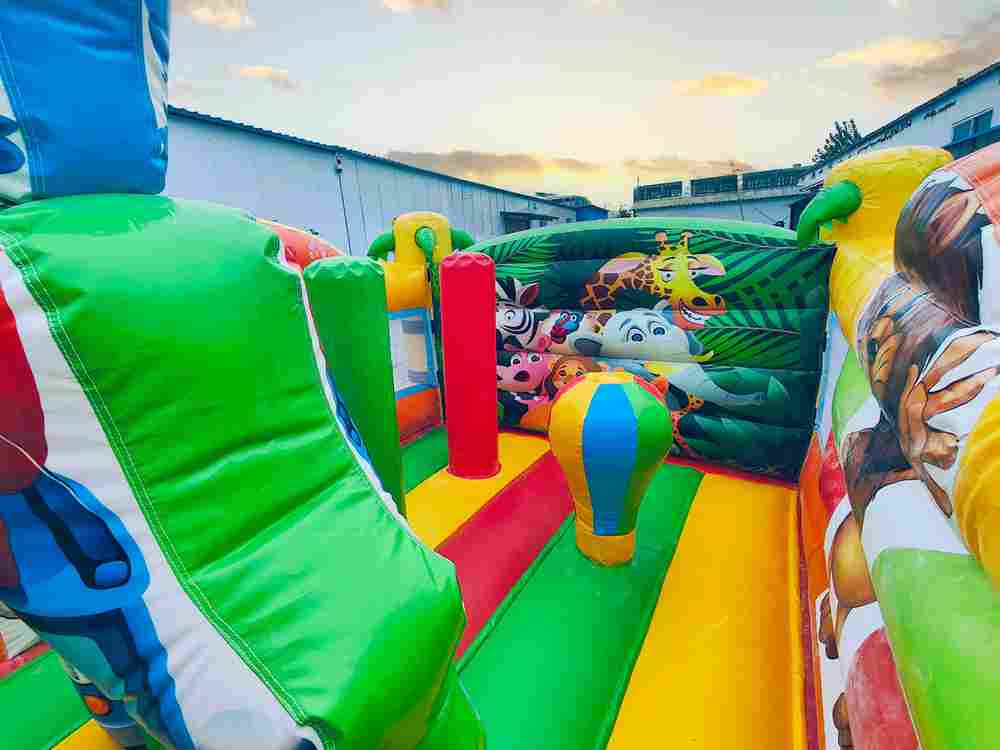 Коммерческий надувной батут «Сафари-экскурсия 3»,  4x3.5x2,5 м