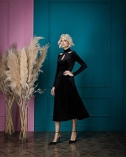 08-03-24 FW Бархатное платье с фигурными вырезами чёрное