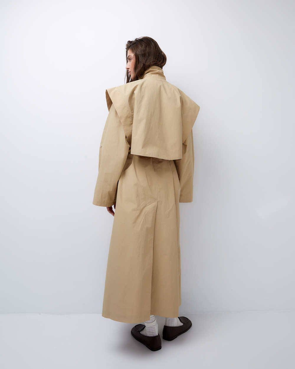 Плащ с кейпом песочный