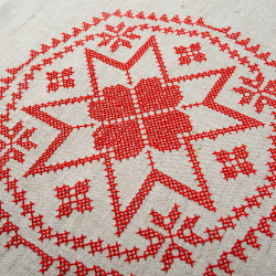 Салфетка с вышивкой