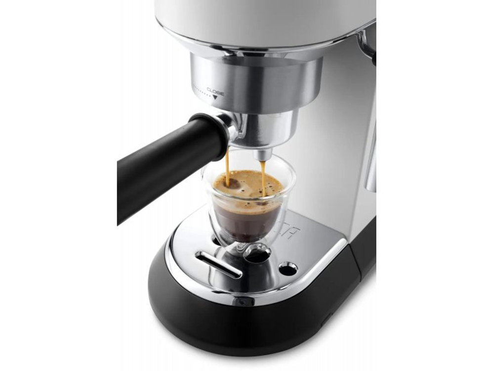 Кофеварка DeLonghi EC685.W белый