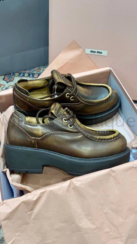 Женские лоферы Miu Miu из кожи в коричневом цвете