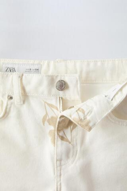 ZARA ДЖИНСОВЫЕ ШОРТЫ С ЦВЕТОЧНЫМ ПРИНТОМ, БЕЛЫЙ