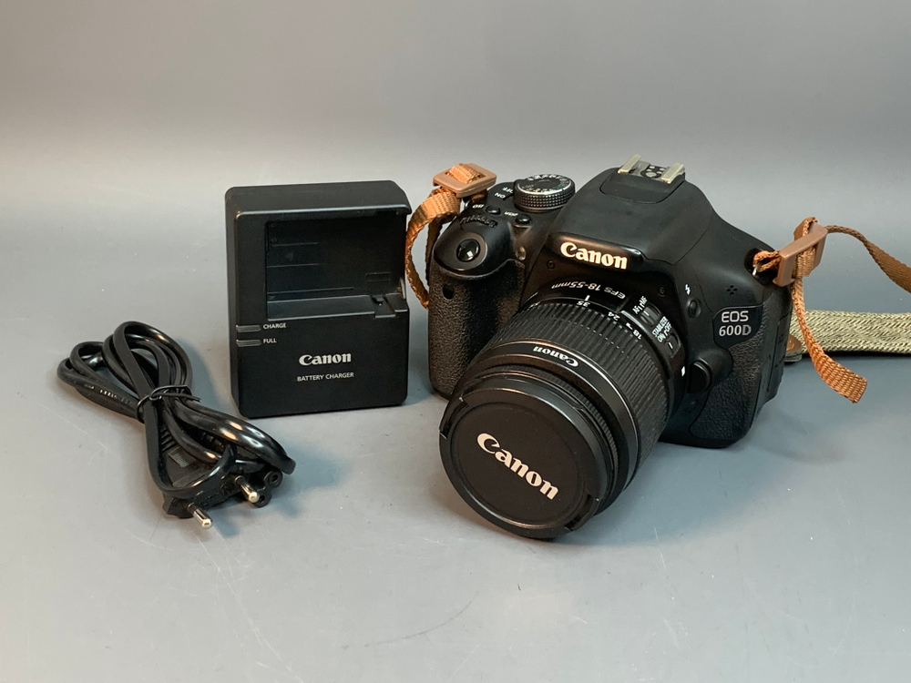 Canon 600D kit 18-55mm 3.5-5.6 IS ll 22.000 кадров