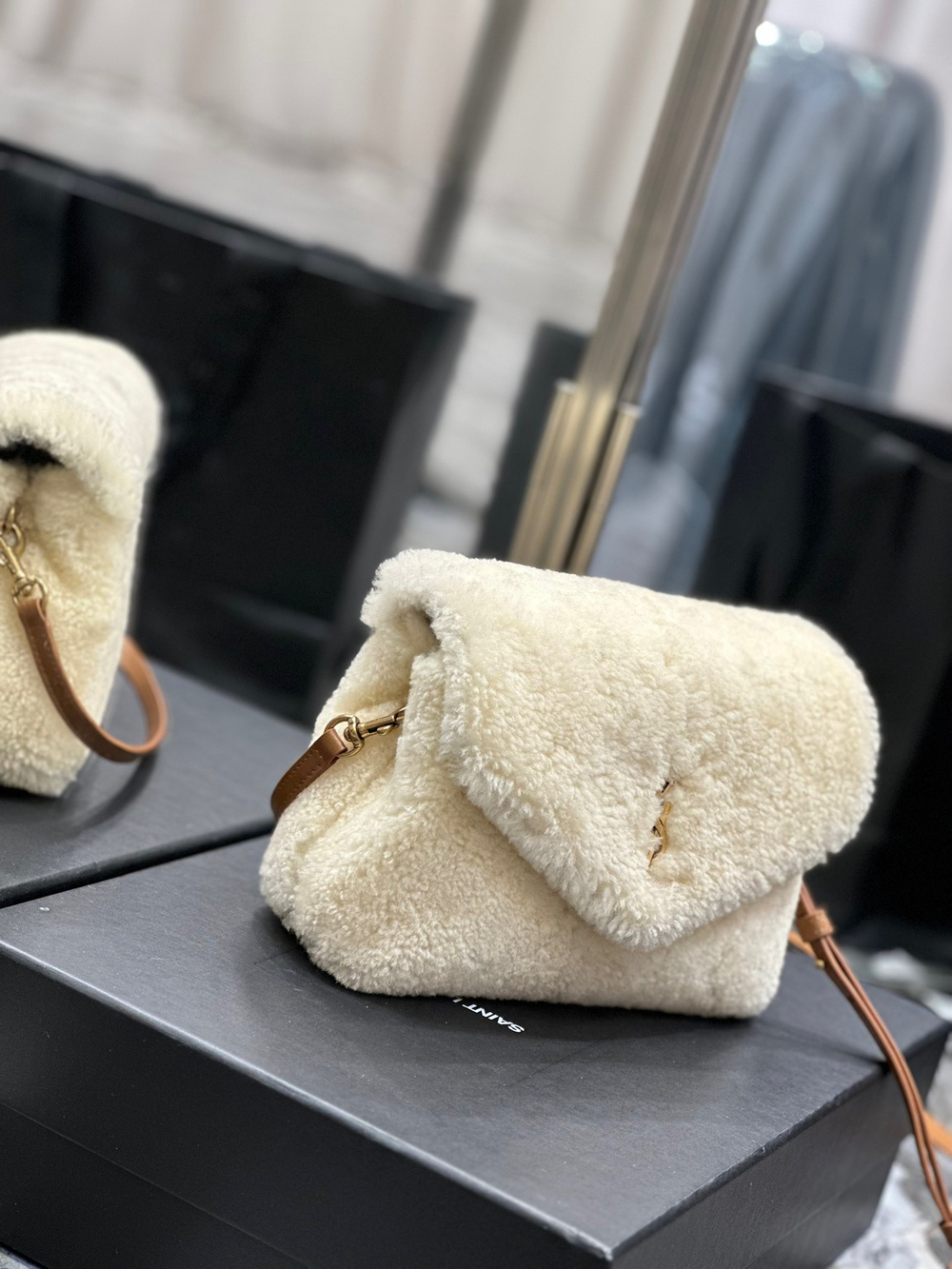 Saint Laurent Loulou 20 cm