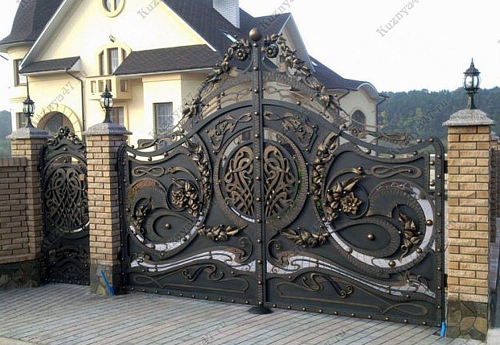 Распашные кованые ворота 26