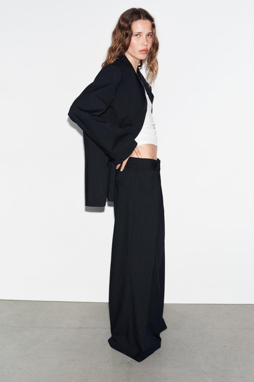 ZARA БРЮКИ В ТОНКУЮ ПОЛОСКУ СО СКЛАДКАМИ, ТЕМНО-СИНИЙ/БЕЛЫЙ