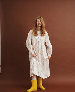 Платье с жабо и длинным рукавом из молочной джинсы в мелкий цветочек