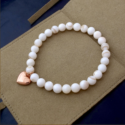 Браслет из перламутра с сердечком позолоченным