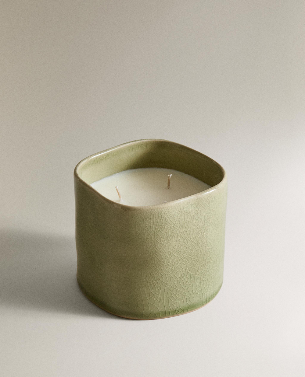 Zara Home Свеча ароматическая Musky Petals 430 г, растительный воск, аромат цветочный древесный, Розовый
