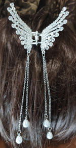 Заколка Краб. Бабочка  со стразами и жемчужными (имитация) подвесками. Цвет Серебро.