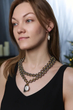 Серьги с плоской белой барочной жемчужиной, оттенок золото