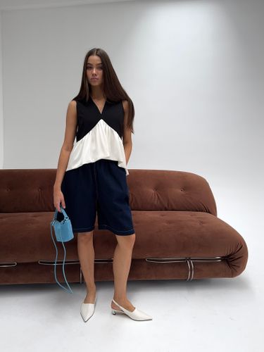 Черно-белый топ с баской-воланом