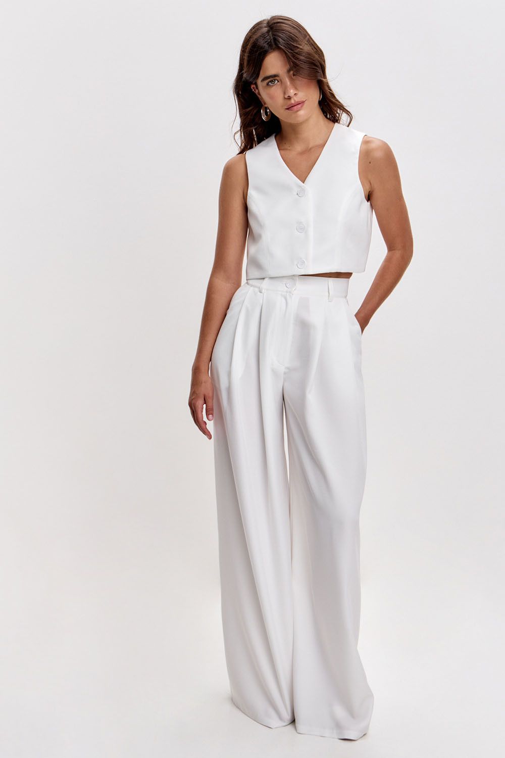 Свободные брюки с защипами белого цвета