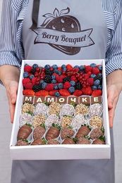 Набор "Ягоды микс и клубника в шоколаде Мамочке"