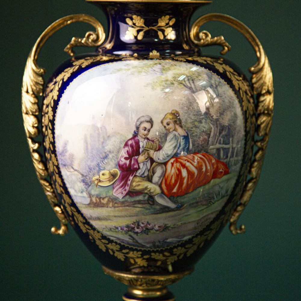 Пара ваз в дворцовом стиле