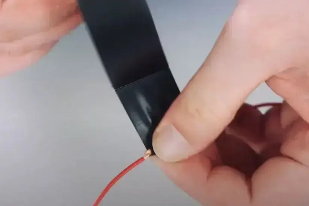 tesa Изолента 51036, 1 шт. 25 м. автомобильная термостойкая черная подкапотная тканевая для жгутования, ПЭТ-ткань лавсан, скрутка для проводов, обмотка