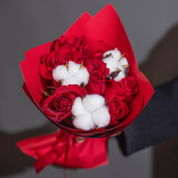 Букет цветов 7 роз Кения 40 см с хлопком в пленке красные