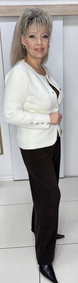 Белый, теплый жакет на пуговицах