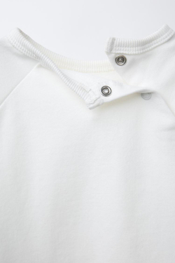 ZARA КОМПЛЕКТ ИЗ ТОЛСТОВКИ И ШОРТОВ С НАШИВКОЙ, ЖЕЛТОВАТО-БЕЛЫЙ