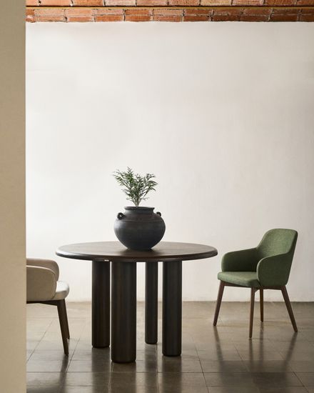 Стул Nelida из зеленой синели с ножками в темной отделке La Forma Испания