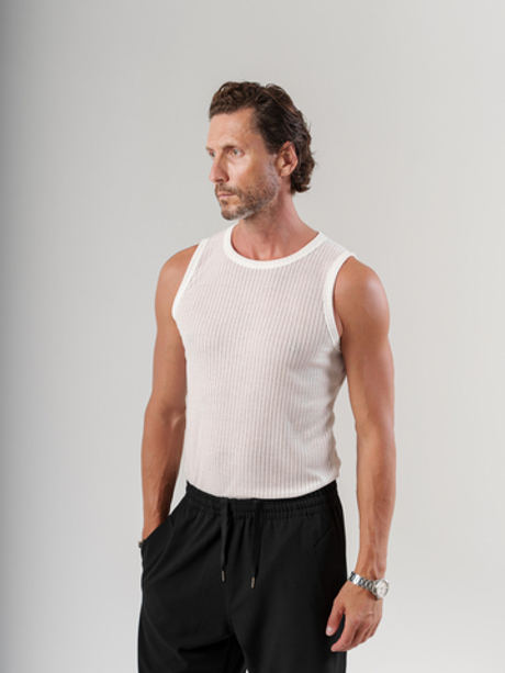 Белая майка в рубчик