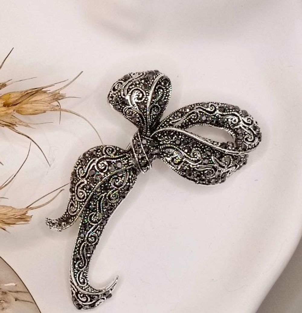 Брошь " Игривый Бант" со стразами.