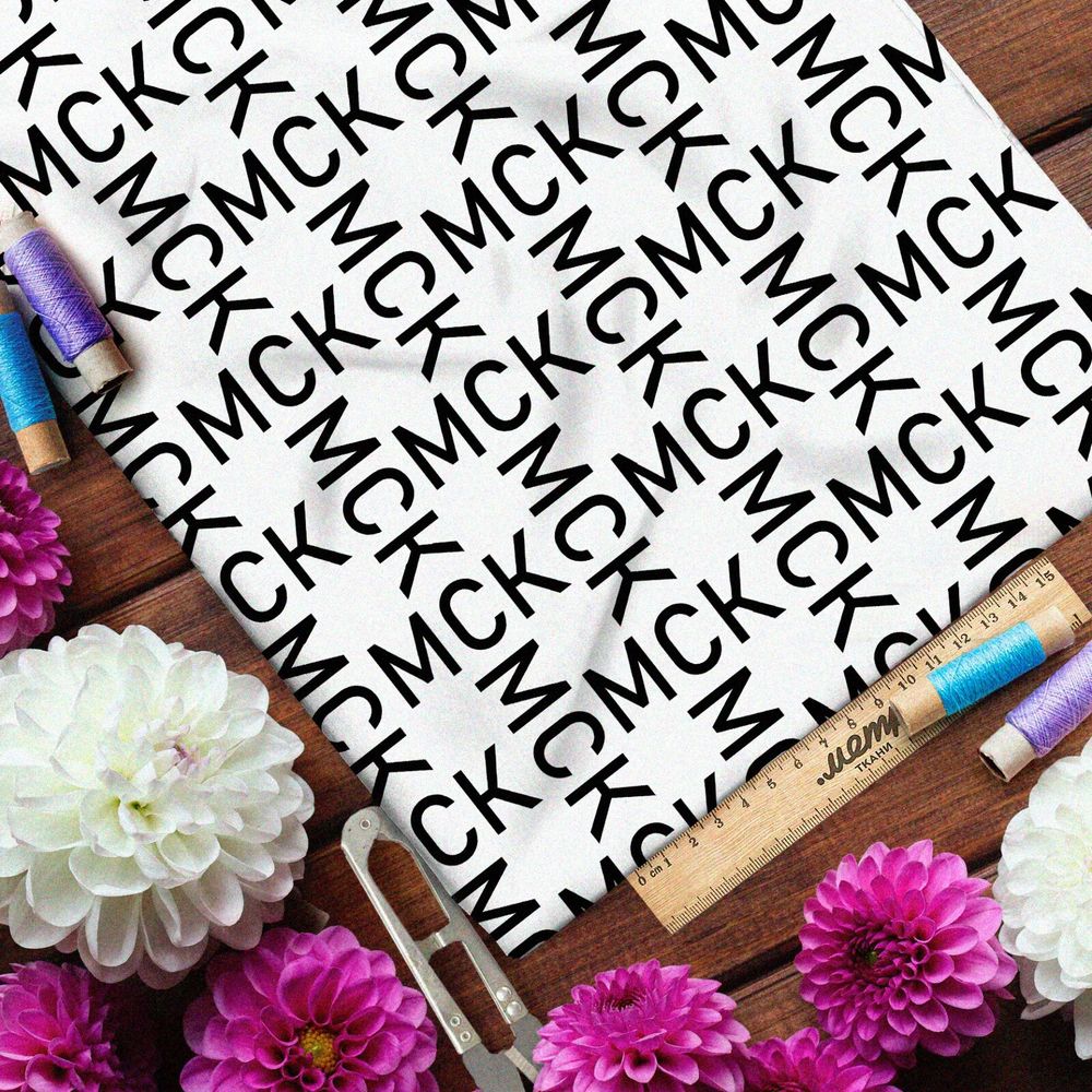 Ткань дюспо узор из чёрных букв на бежевом фоне