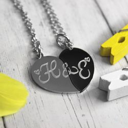 Парные кулоны подвески Две половинки сердца с гравировкой на заказ