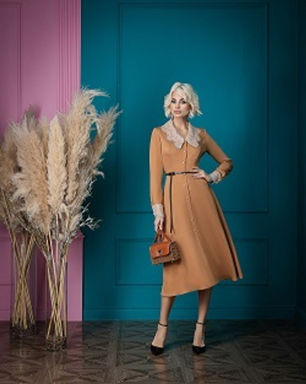 03-03-24 FW Платье кружевными воротником бежевое