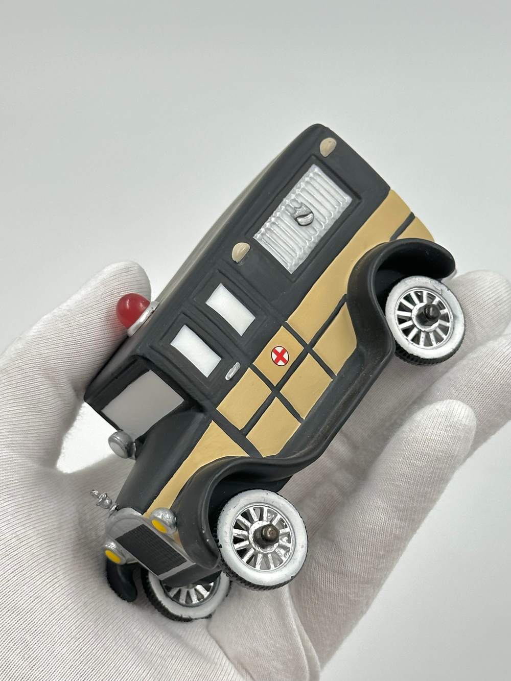 Фигурка Автомобиль скорой помощи Department 56