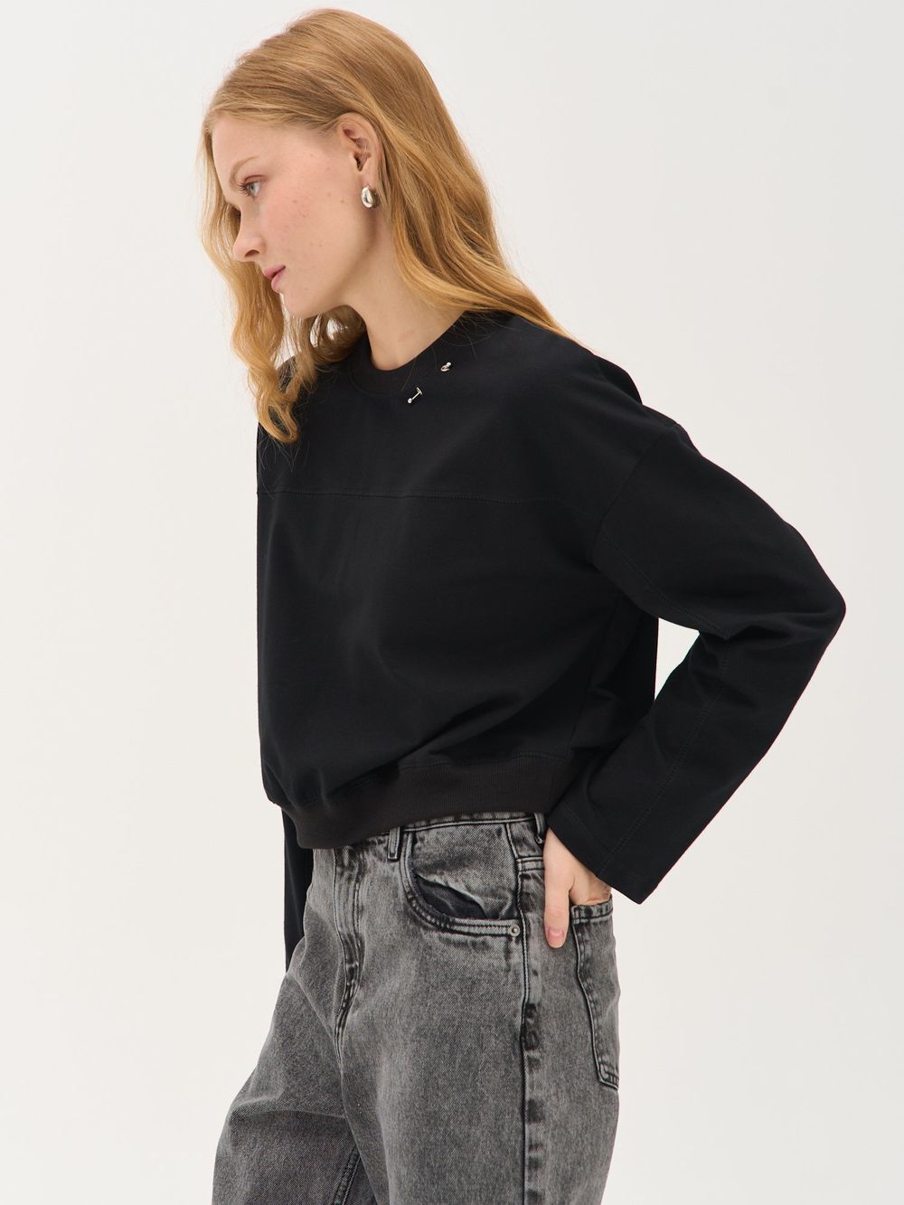 Свитшот укороченный с декором "Уголь" женский