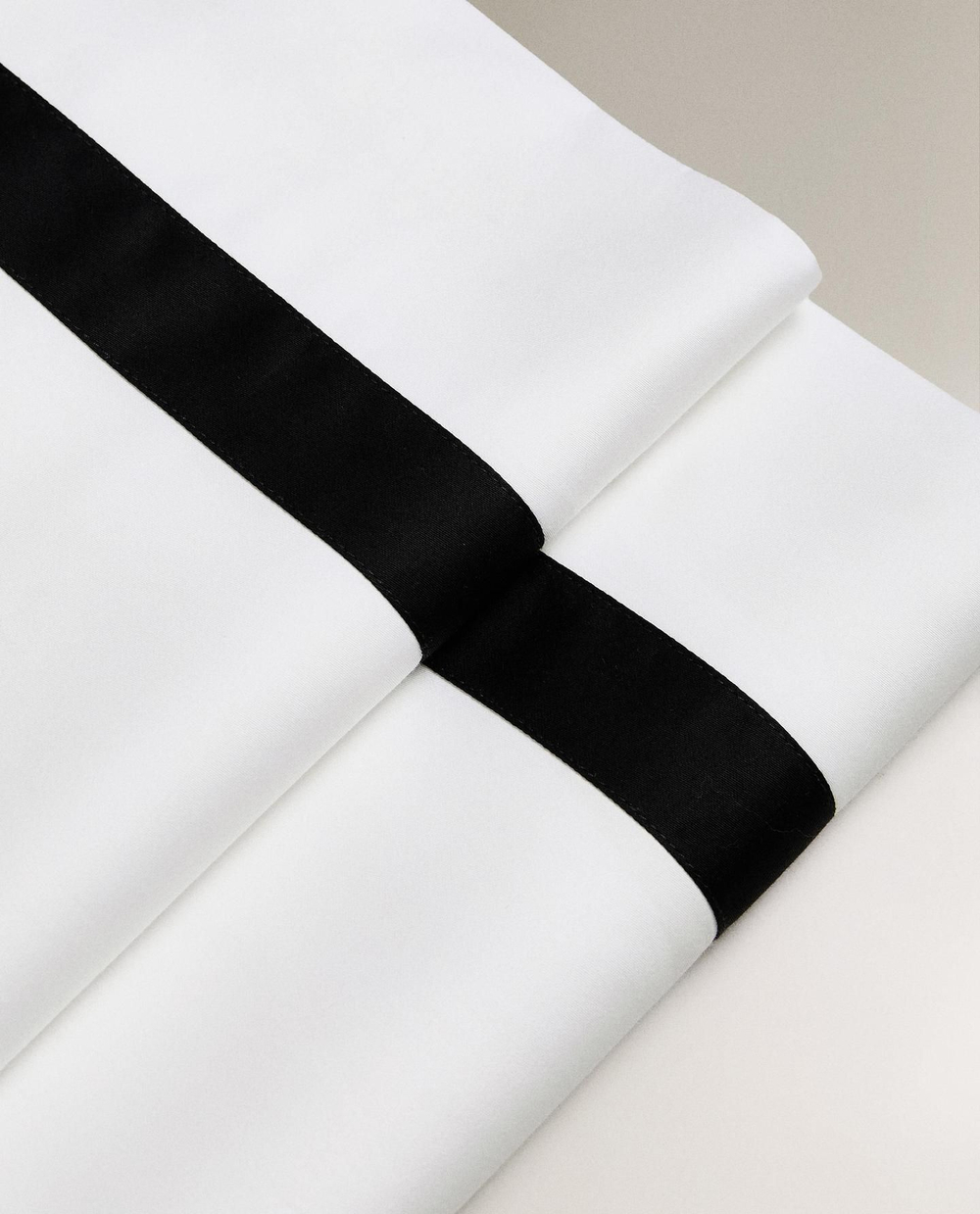 Zara Home - Атласная простыня с бордюром, черный, 160x280 см