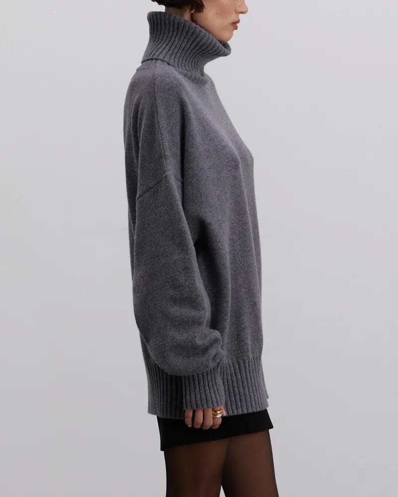 Свитер из шерсти с высоким воротником серый