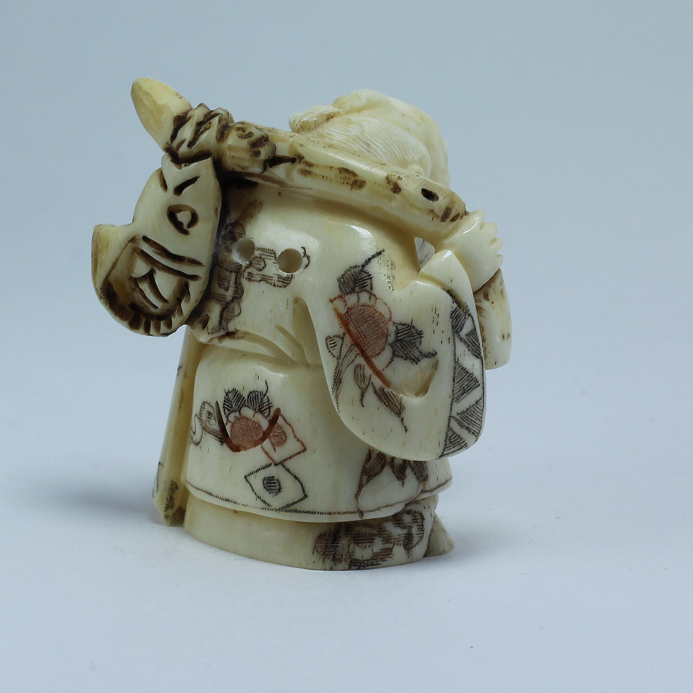 Эксклюзивная нэцкэ Монах с волшебным карпом через плечо