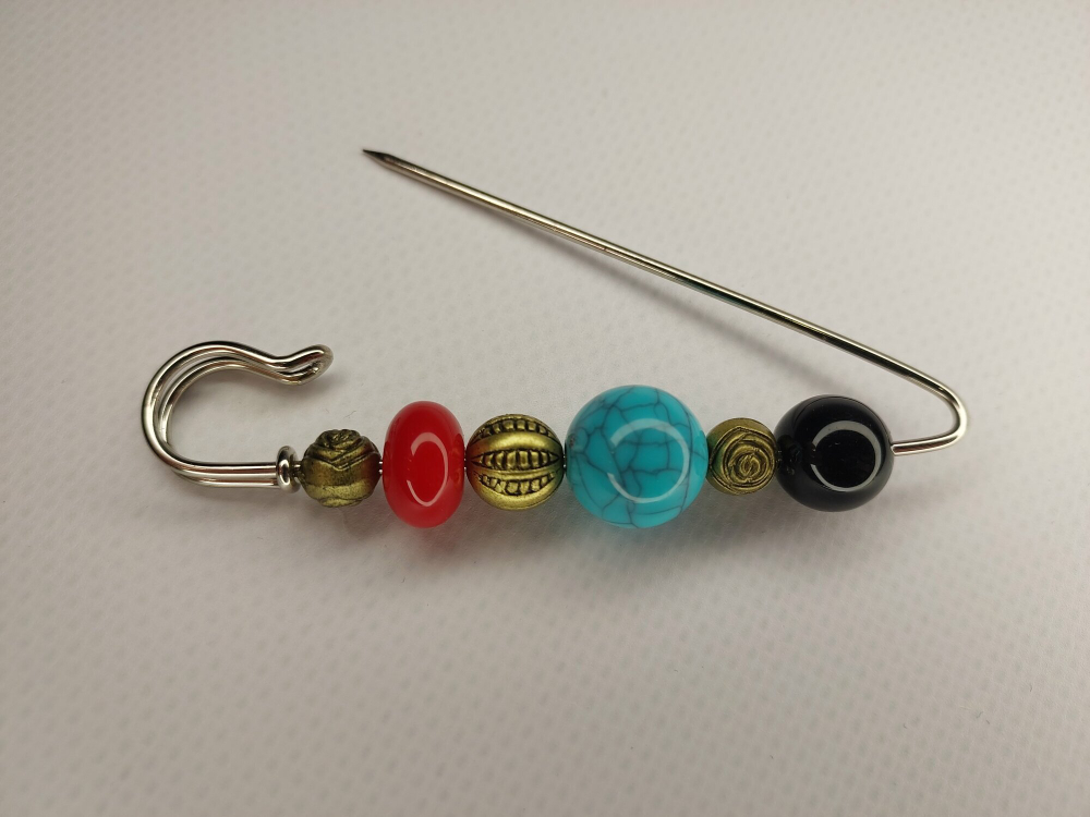 Булавка брошь "Камешки" для кардигана,  пальто, платков, костюмов, одежды. Цвет серый синий красный.