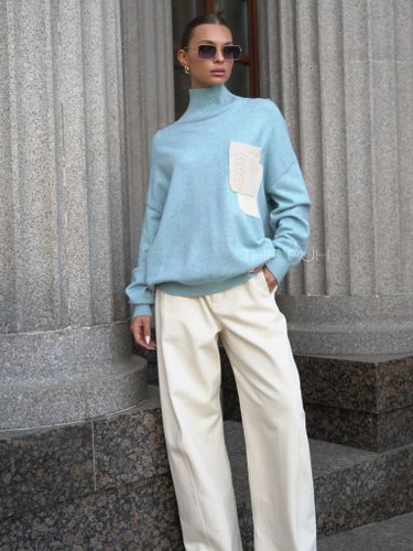 Голубой шерстяной свитер с контрастным карманом