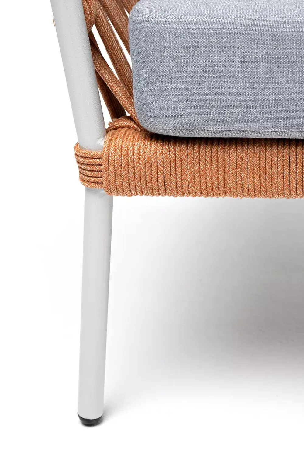 "Диего" диван 2-местный плетеный из роупа, каркас алюминий светло-серый (RAL7035) муар, роуп оранжевый меланж круглый, ткань светло-серая